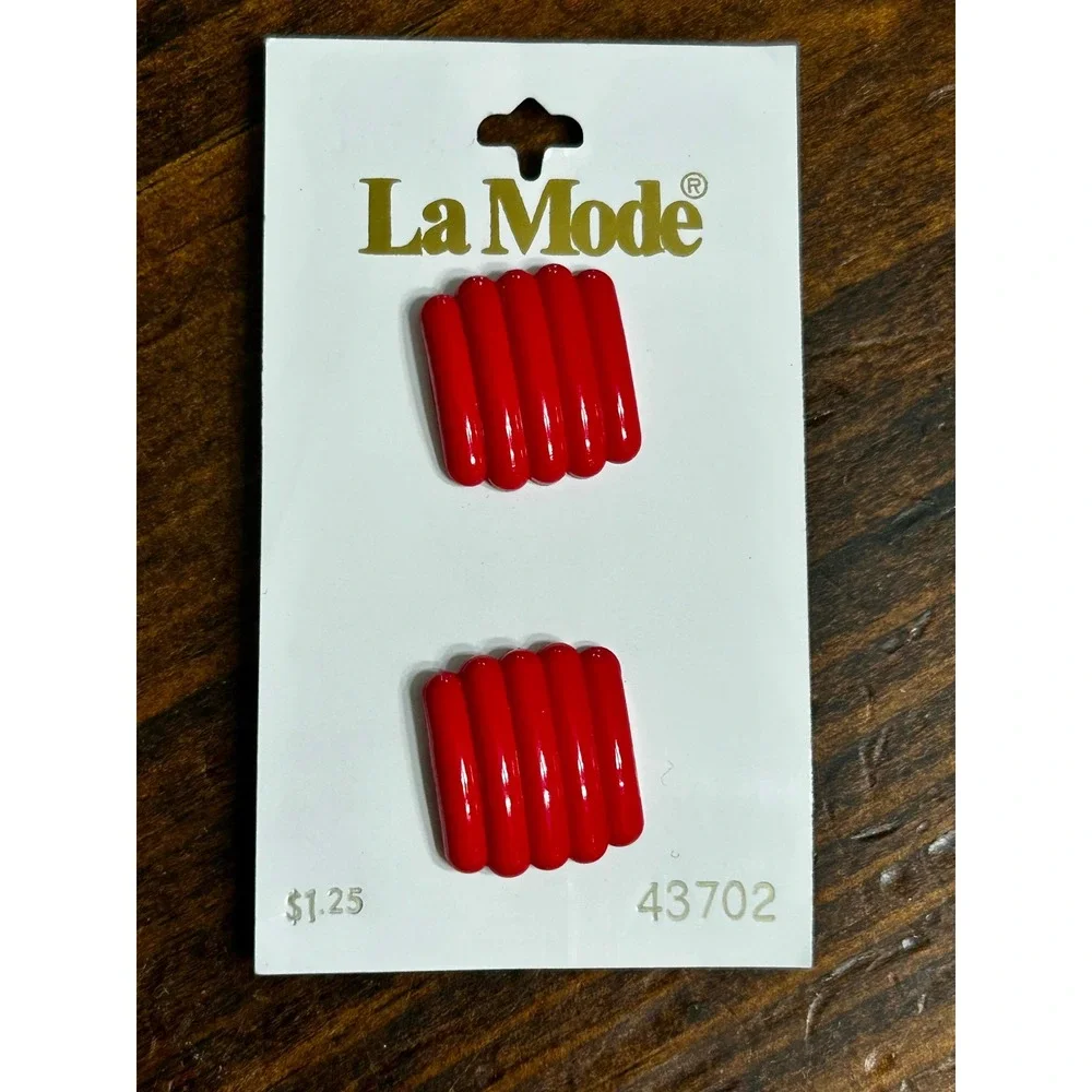 La Mode Red Ribbed Buttons Vintage Made in England 19mm 22mm Shank 5 Count
